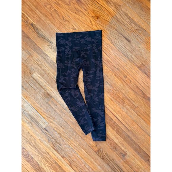 NWT SPANX Look at Me Now Black Camo Leggings Size L - Picture 10 of 14